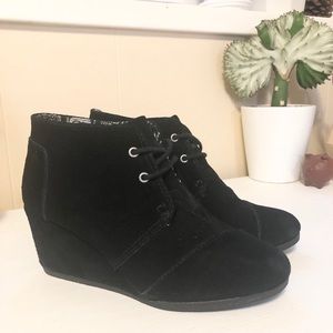 TOM’S Women’s Desert Wedge Bootie - Black Suede
